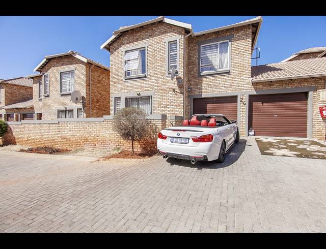 3 BEDROOM TOWNHOUSE FOR SALE IN WILGEHEUWEL